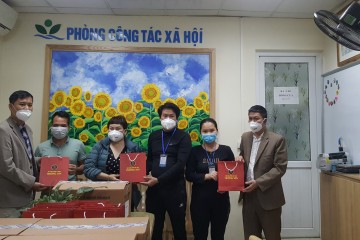 Công ty CP Linh dược Trường Sơn ủng hộ Nano Đông trùng hạ thảo cho Bệnh viện Nhi Trung ương