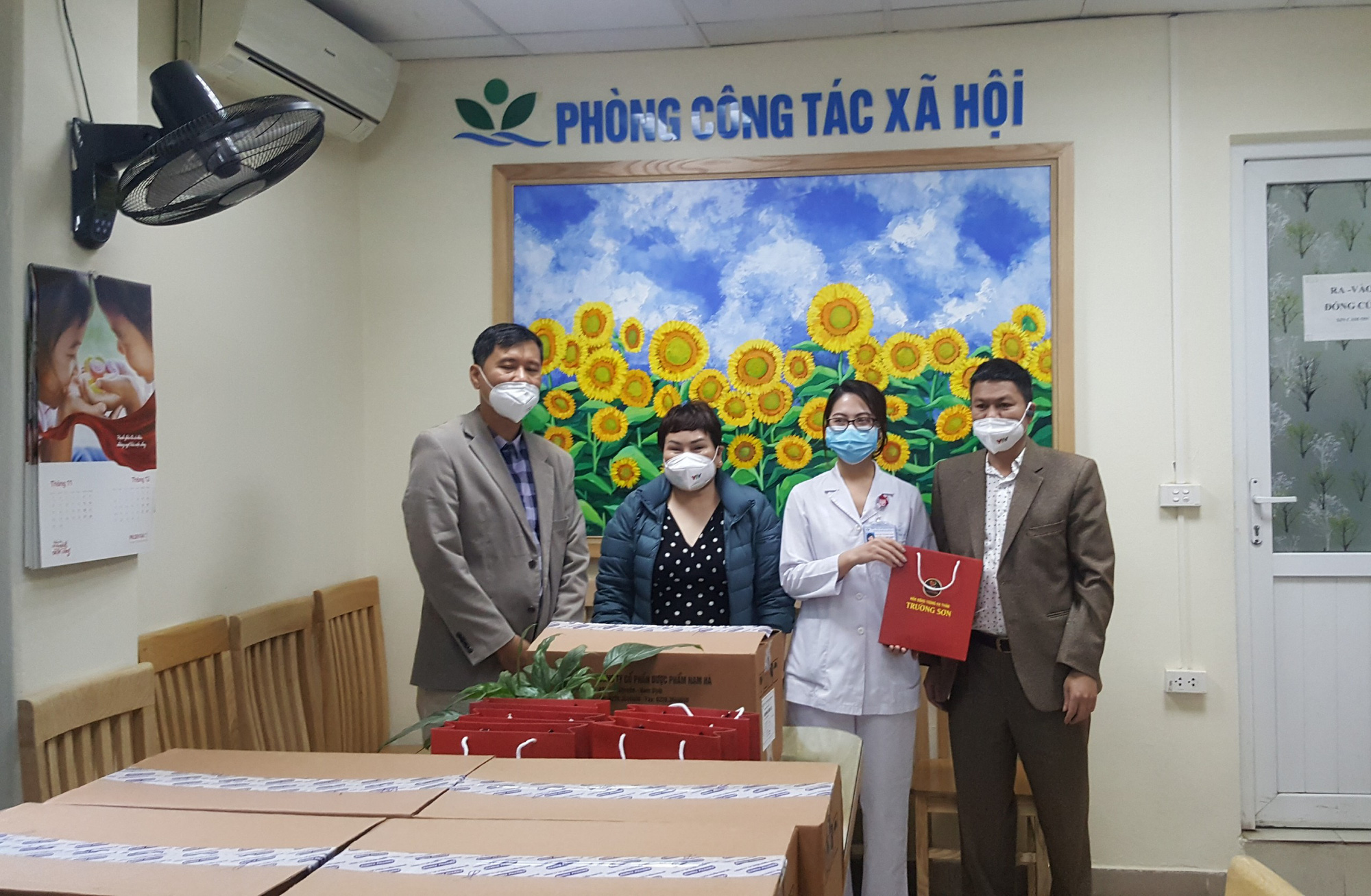 Đại diện Công ty CP Linh dược Trường Sơn trao tặng thuốc Nano Đông trùng hạ thảo cho Bệnh viện Nhi TW