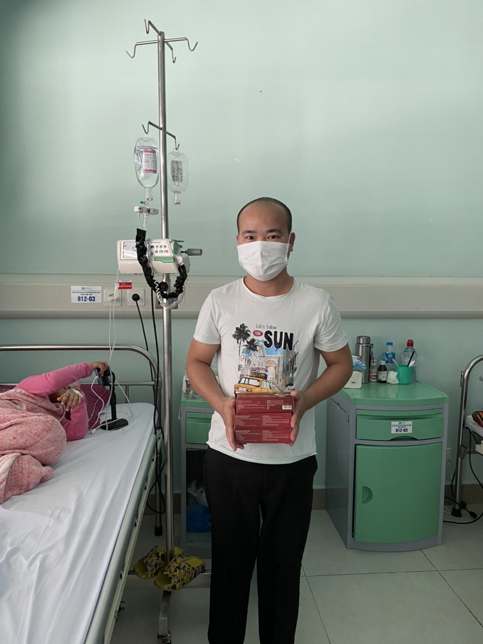 Gia đình bệnh nhân nhi bị ung thư và bác sĩ tại Bệnh viện Nhi TW nhận được "tấm lòng" của Linh dược Trường Sơn
