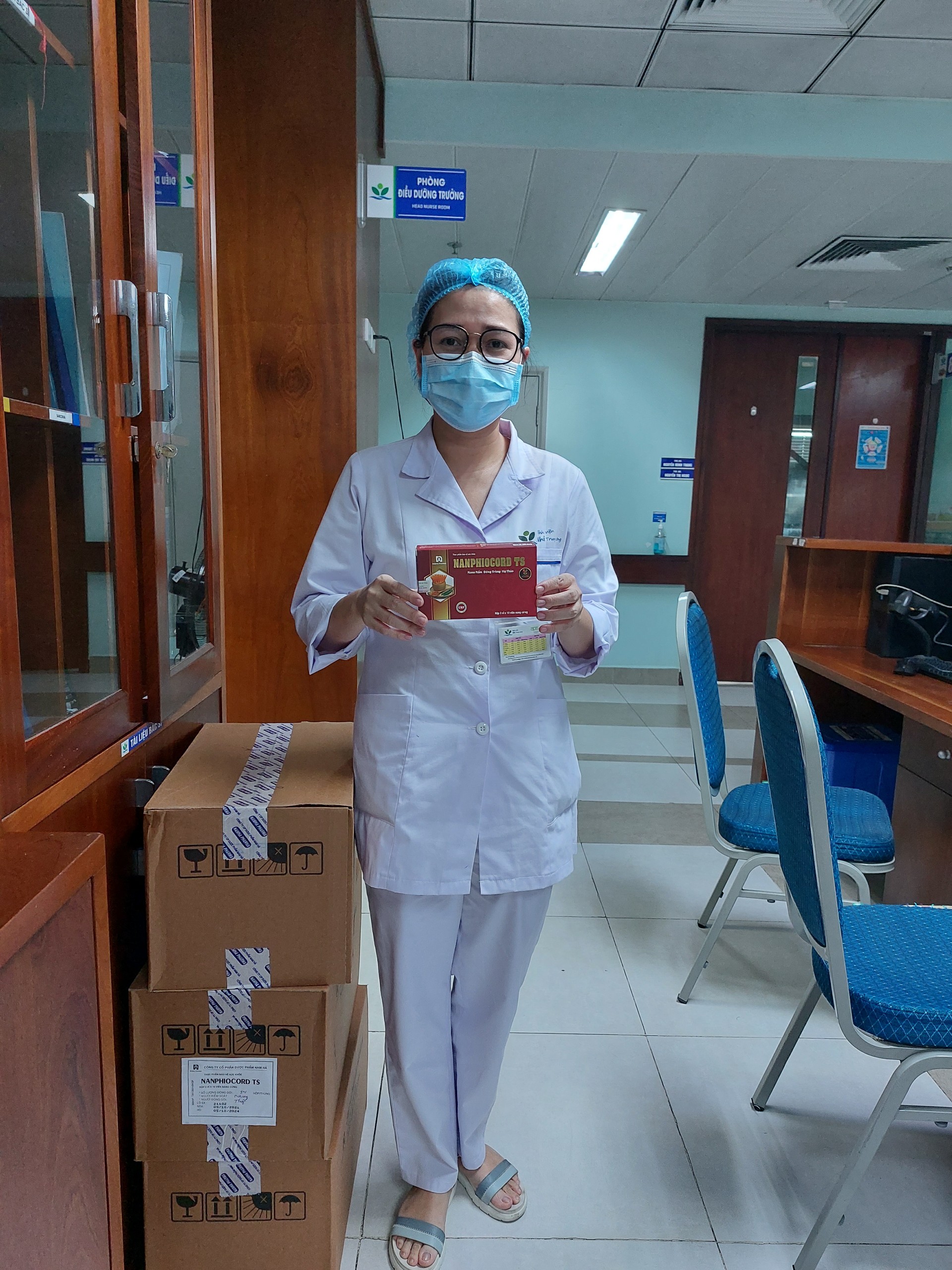 Gia đình bệnh nhân nhi bị ung thư và bác sĩ tại Bệnh viện Nhi TW nhận được "tấm lòng" của Linh dược Trường Sơn