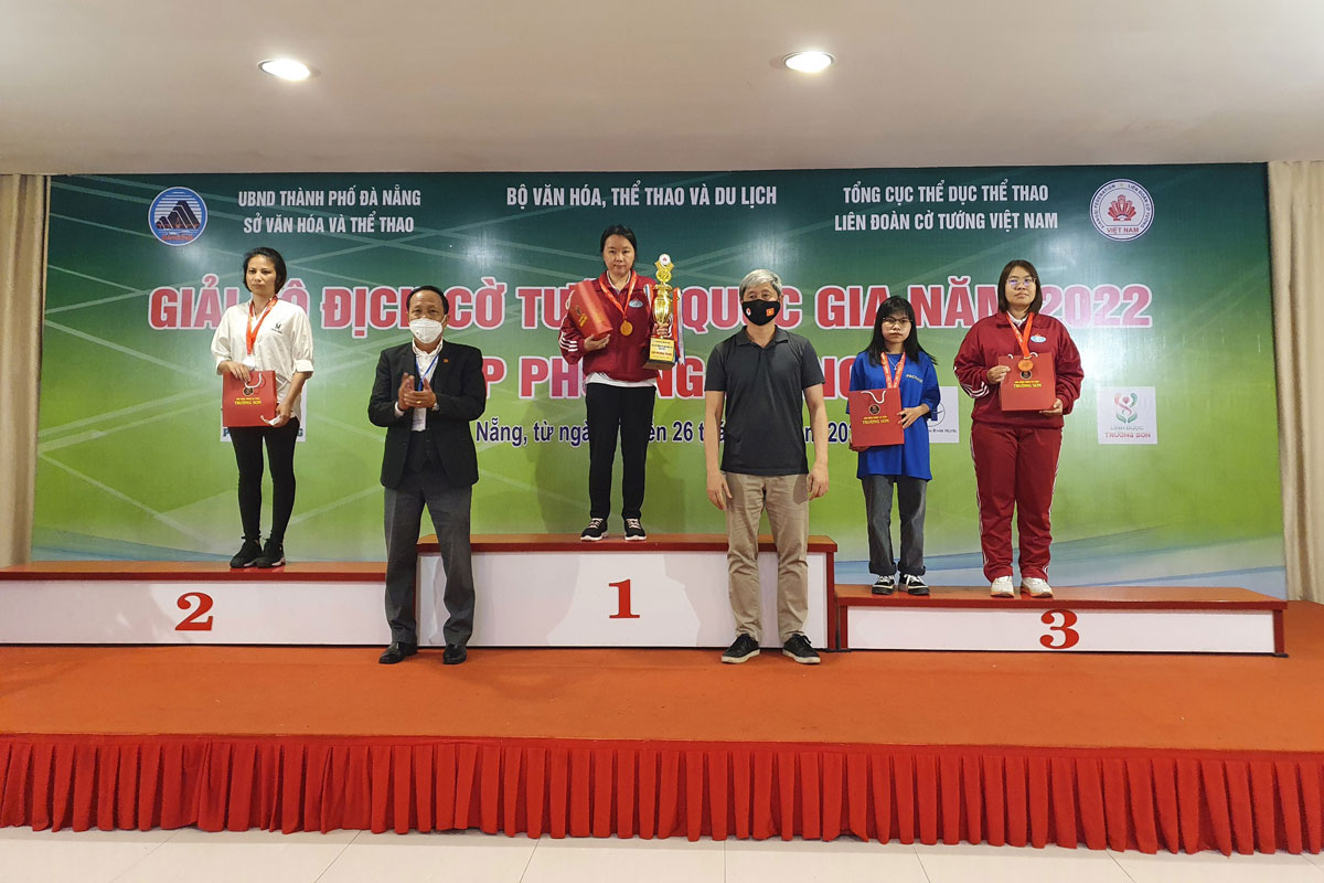 Các vận động viên nhận huy chương và phần thưởng Đông Trùng Hạ Thảo của công ty Linh Dược Trường Sơn